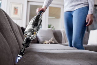 BISSELL ICON Advanced 25V canapé en action